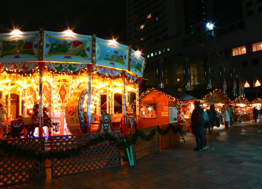 梅田スカイビル：ドイツクリスマスマーケット2005その3、メリーゴーランドとお店