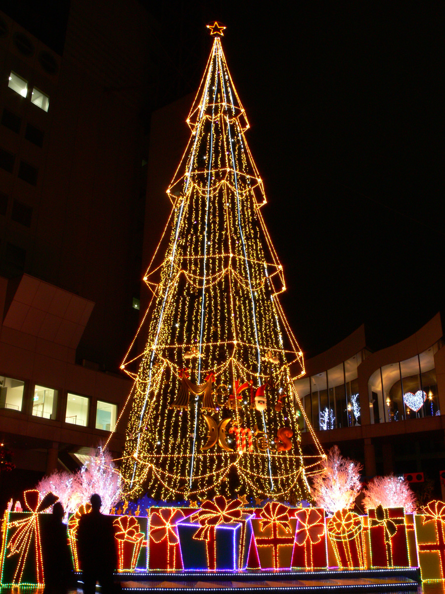 大阪 梅田：梅田スカイビルのドイツクリスマスマーケット2006のクリスマスツリー特大版