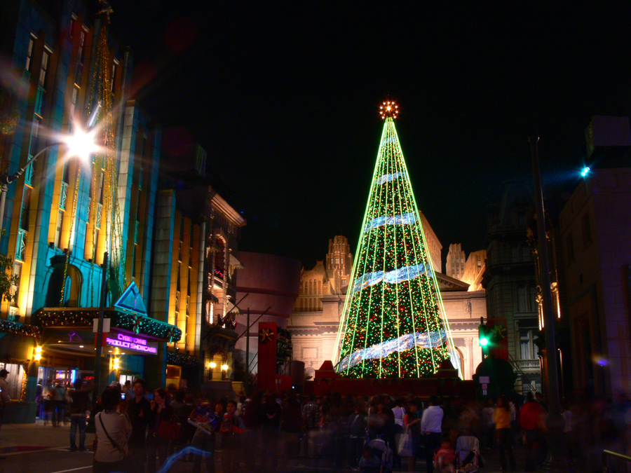 USJ（ユニバーサルスタジオジャパン）2006年クリスマス夜景003：クリスマスツリー前の賑わい