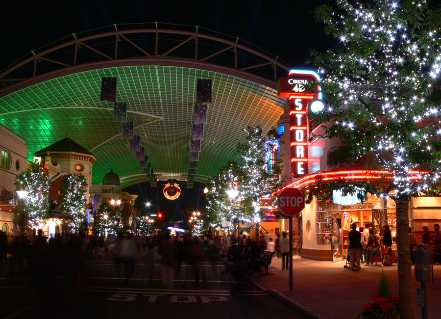 USJ（ユニバーサルスタジオジャパン）2006年クリスマス夜景005：クリスマスツリー前、光のプロムナード1