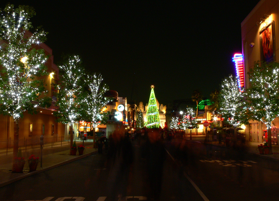 USJ（ユニバーサルスタジオジャパン）2006年クリスマス夜景006：クリスマスツリー前、光のプロムナード2